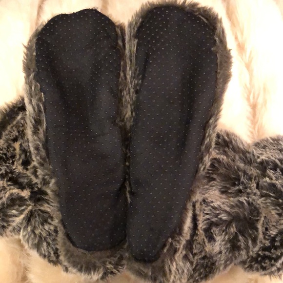 🎁 Adorable faux fur slippers, like new size 8 - Picture 4 of 4